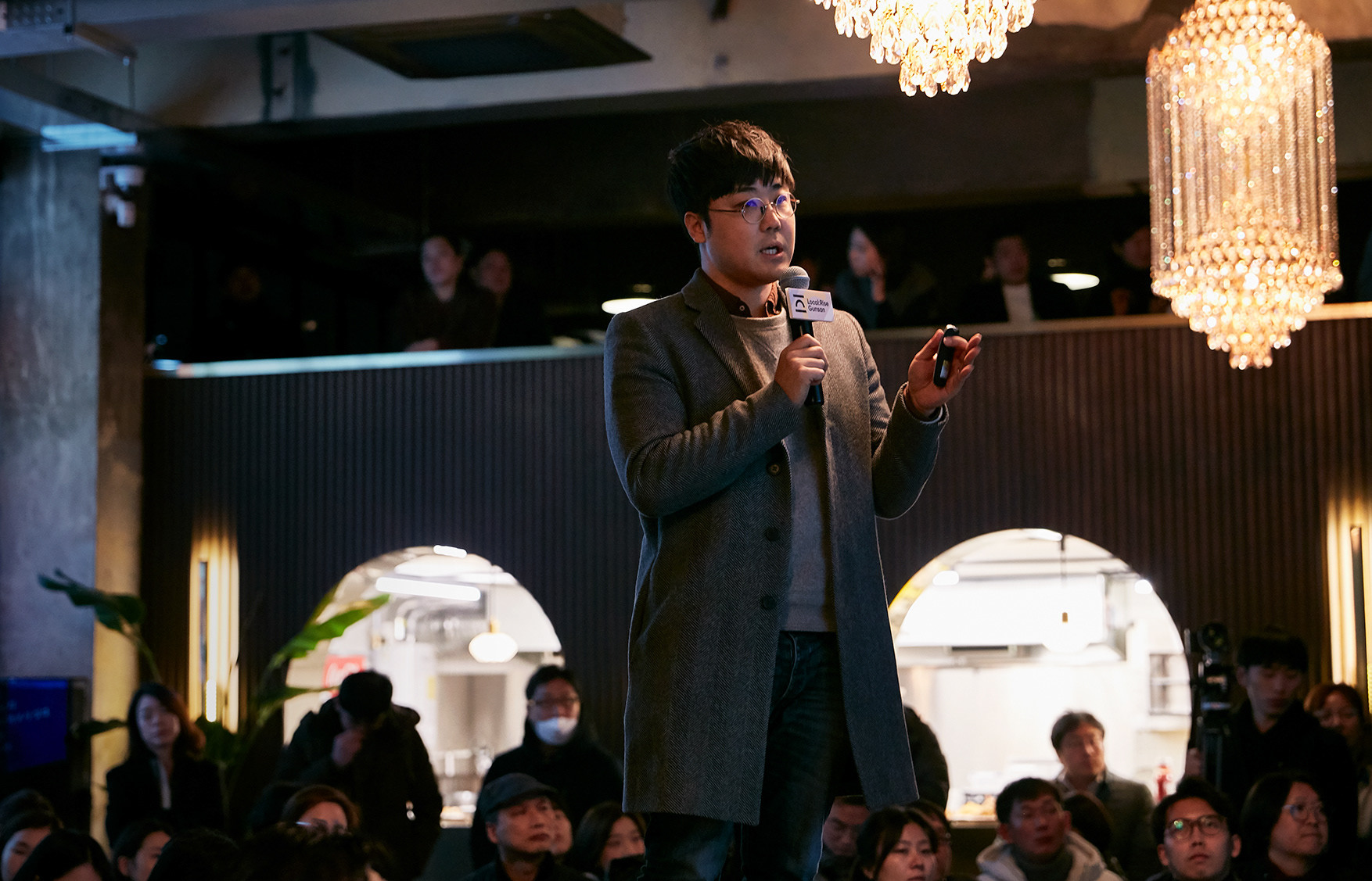 公共办公场地崛起群山品牌形象设计